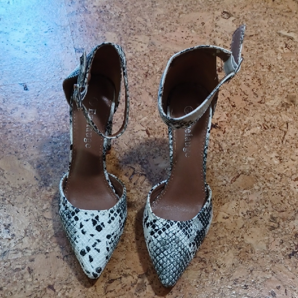 Enelauge Black & White Faux Snakeskin Women's Ankle Strap Pumps Size 5 NIB